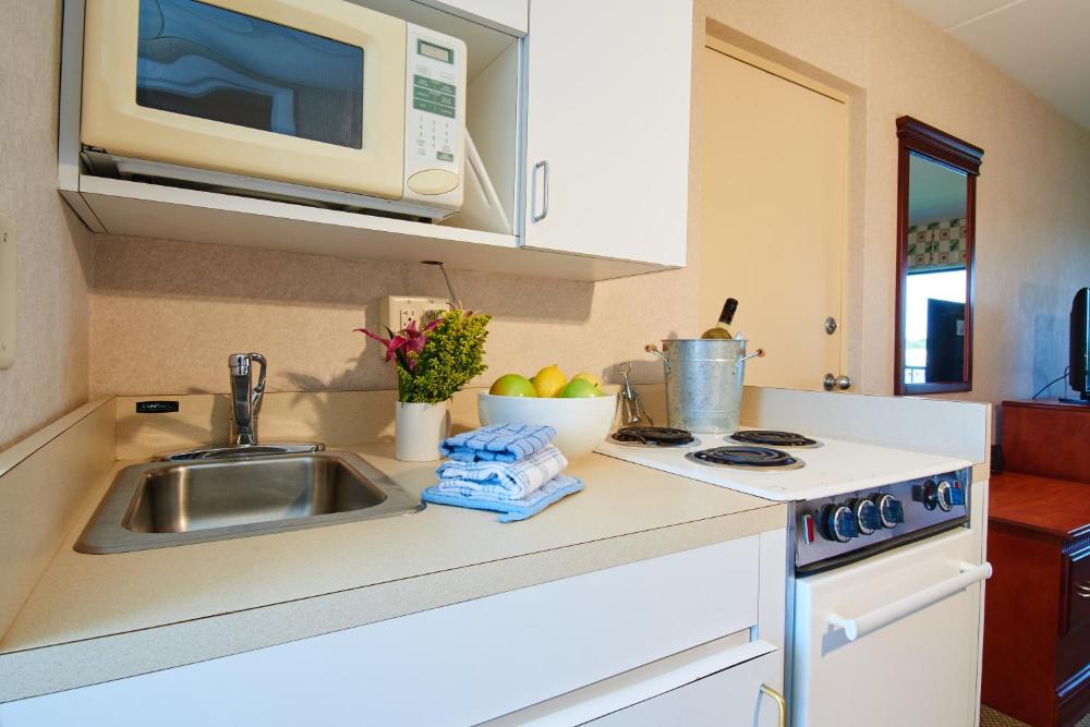 Double Room with Two Double Beds and Pool View interior